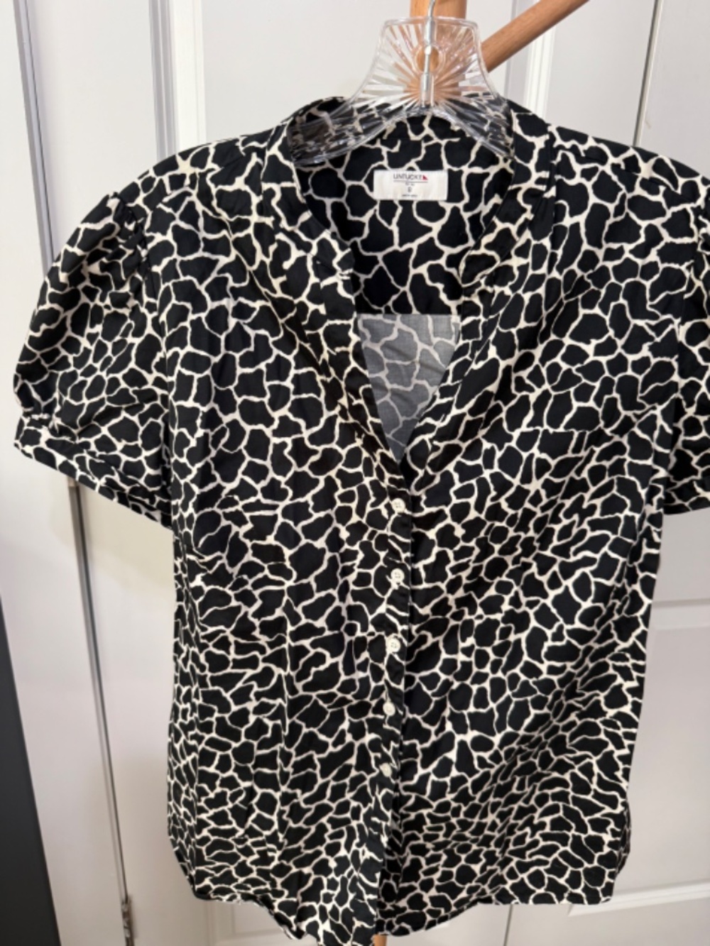 UNTUCKit For Her Giraffe Print Blouse Size 8 Black Ivory Puff Sleeve Button Fron